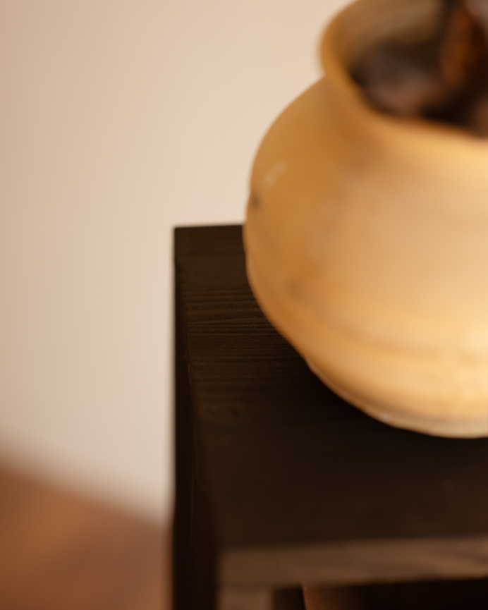 Table de chevet ou table d'appoint en bois massif en noir 60x20cm