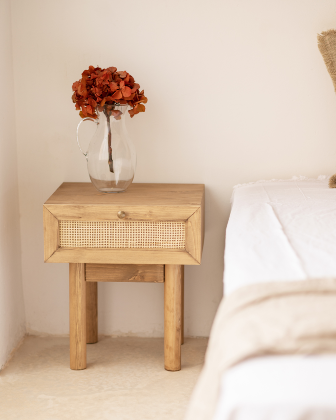 Pack de 2 tables de chevet en bois massif et rotin avec un tiroir ton chêne foncé de 40x45cm