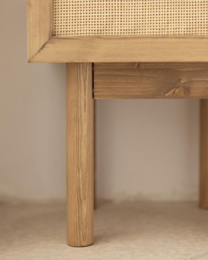 Pack de 2 tables de chevet en bois massif et rotin avec un tiroir ton chêne foncé de 40x45cm