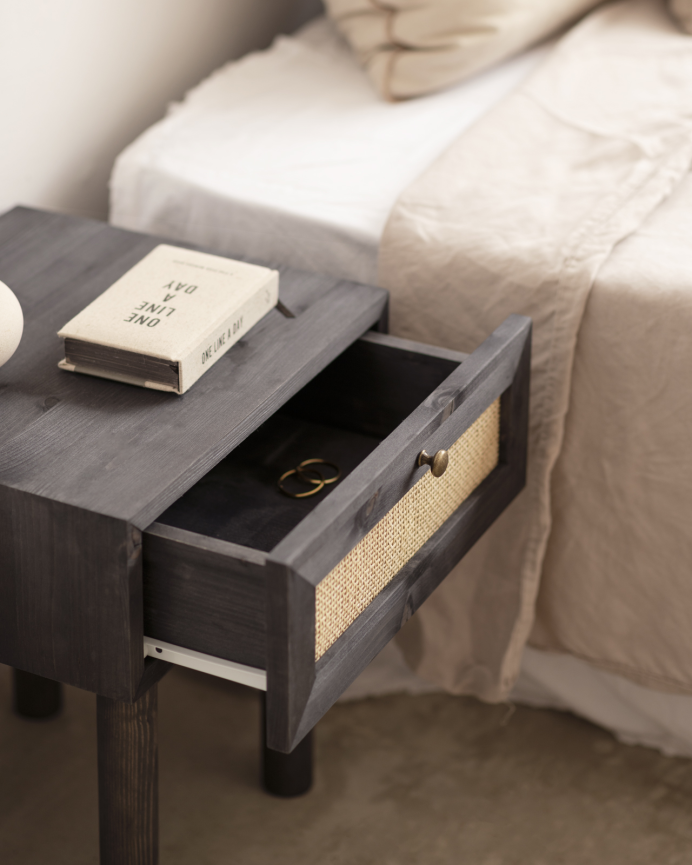 Pack de 2 tables de chevet en bois massif et rotin avec un tiroir ton noir de 40x45cm