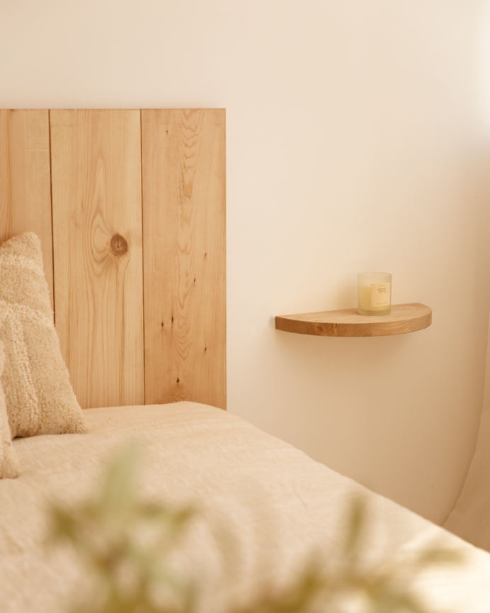 Pack de 2 tables de chevet flottantes en bois massif ton chêne moyen de 3x40cm