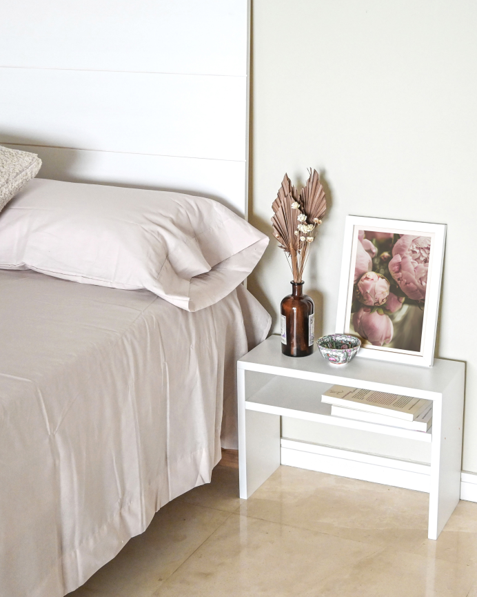 Pack de 2 tables de chevet en bois massif ton blanc de 50x36cm