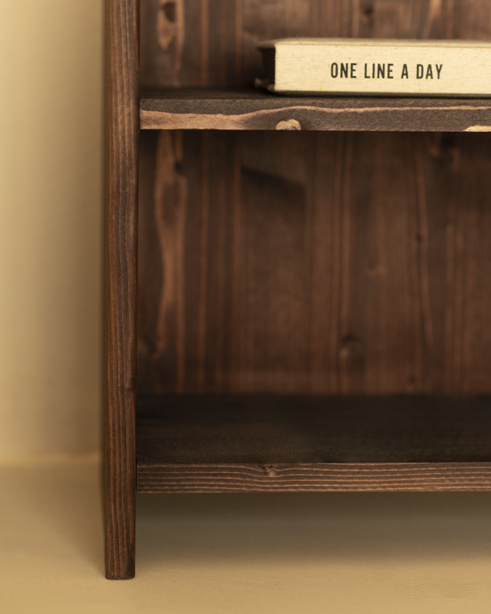 Pack de 2 tables de chevet en bois massif ton noyer de 50x42cm