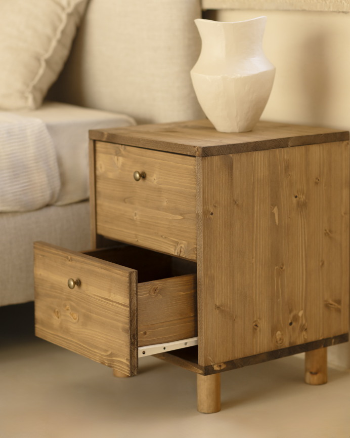 Pack de 2 tables de chevet en bois massif avec deux tiroirs ton chêne foncé de 51x38cm