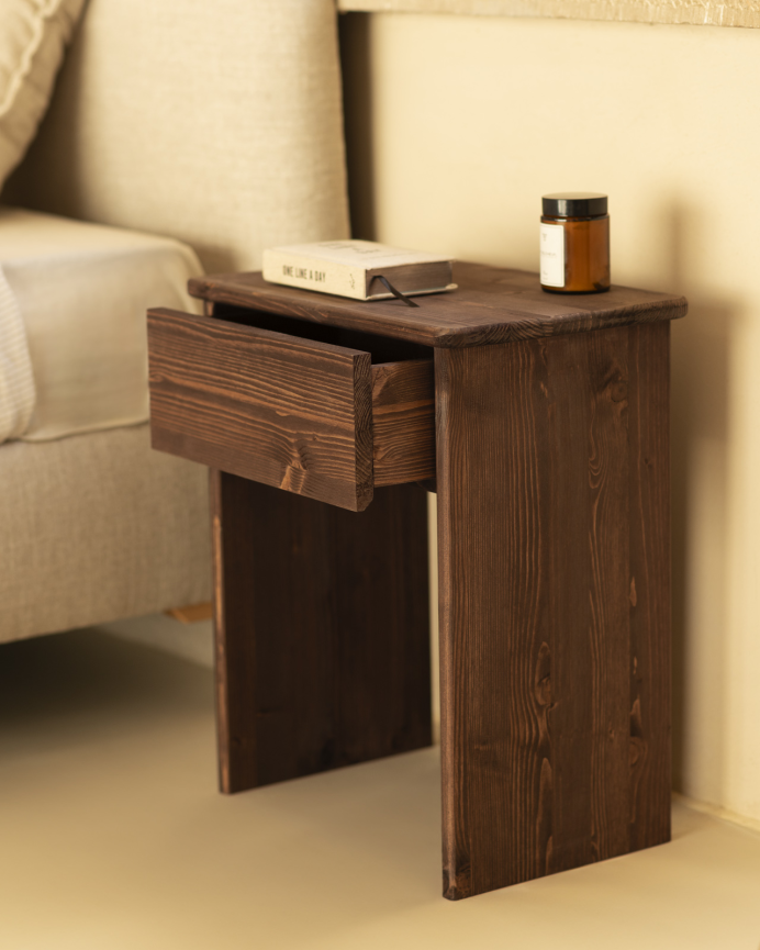 Pack de 2 tables de chevet en bois massif ton noyer de 50x42cm