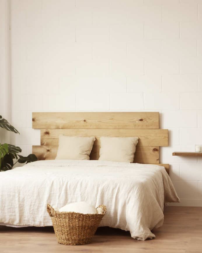 Pack de 2 tables de chevet en bois massif flottantes ton chêne foncé de 45cm