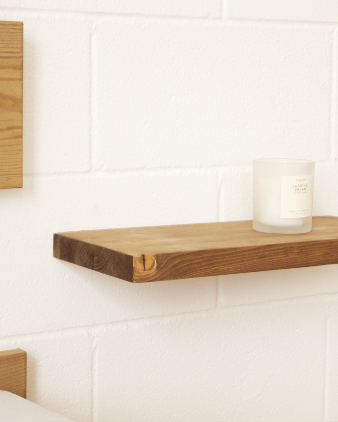 Pack de 2 tables de chevet en bois massif flottantes ton chêne foncé de 45cm