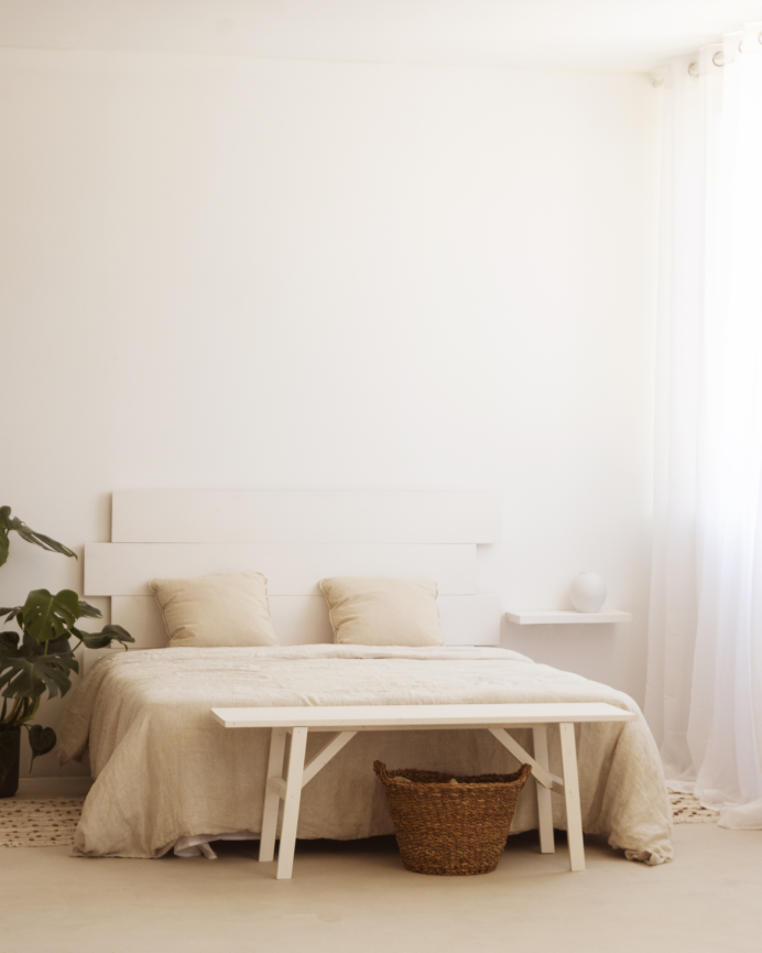 Pack de 2 tables de chevet en bois massif flottantes ton blanc de 45cm
