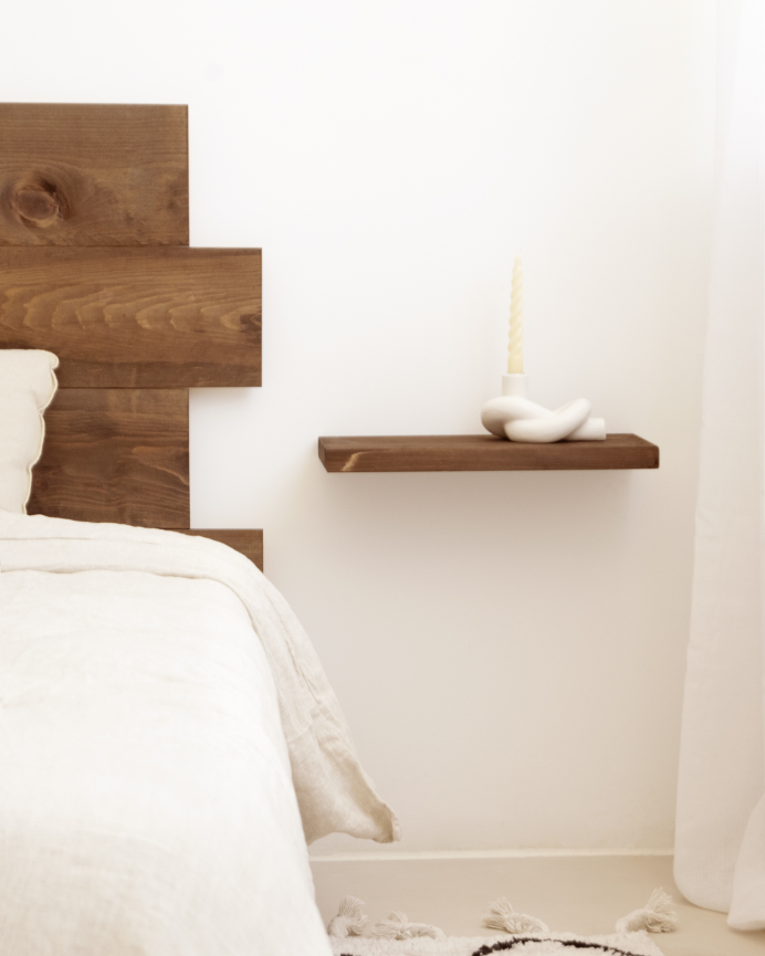 Pack de 2 tables de chevet en bois massif flottantes ton noyer de 45cm
