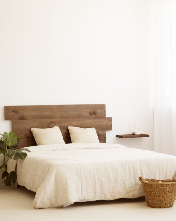Pack de 2 tables de chevet en bois massif flottantes ton noyer de 45cm