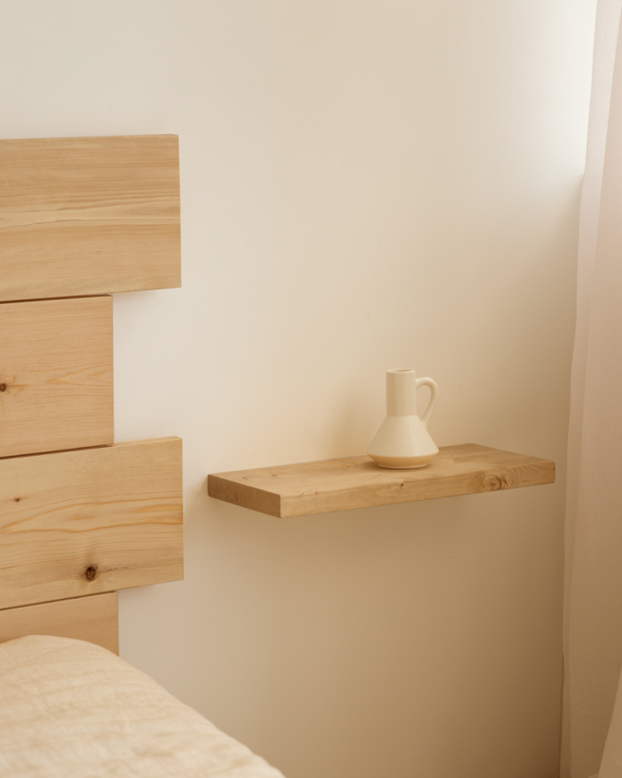 Pack de 2 tables de chevet en bois massif flottantes ton chêne moyen de 45cm