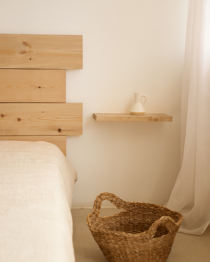 Pack de 2 tables de chevet en bois massif flottantes ton chêne moyen de 45cm
