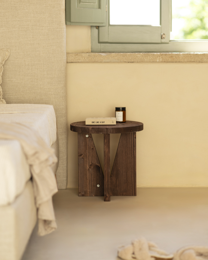 Pack de 2 tables de chevet en bois massif ton noyer 40x40cm