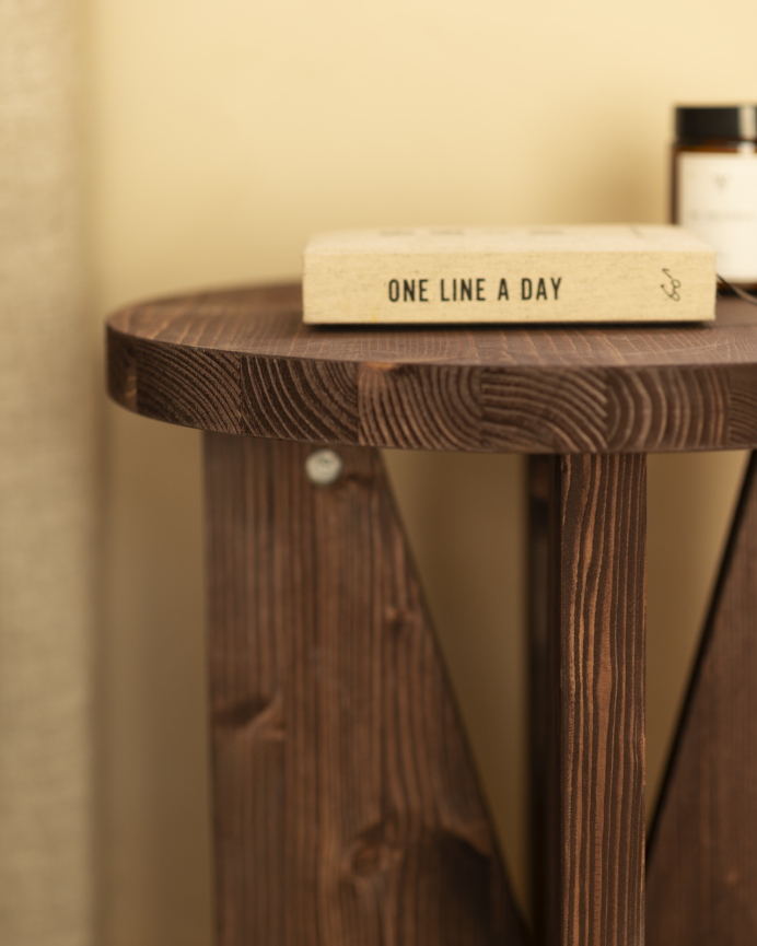 Pack de 2 tables de chevet en bois massif ton noyer 40x40cm