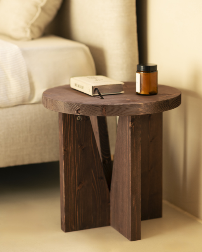 Pack de 2 tables de chevet en bois massif ton noyer 40x40cm