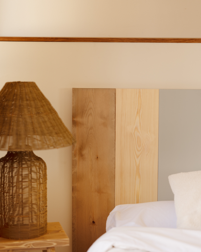 Tête de lit en bois massif combinée dans différentes nuances en différentes tailles