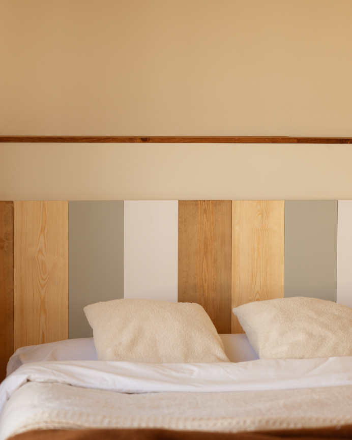 Tête de lit en bois massif combinée dans différentes nuances en différentes tailles