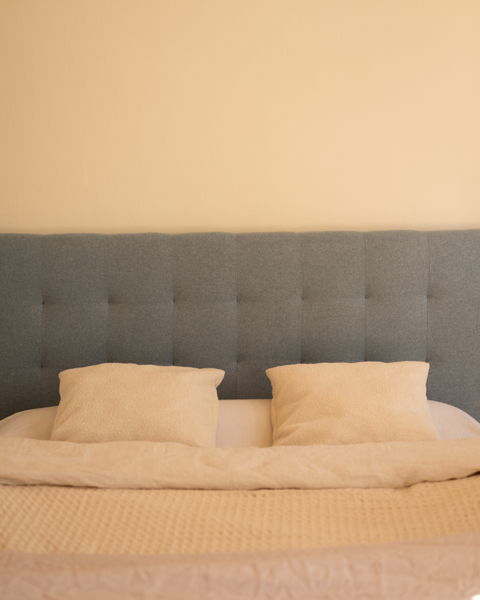Tête de lit rembourrée en polyester avec plis bleus en différentes tailles