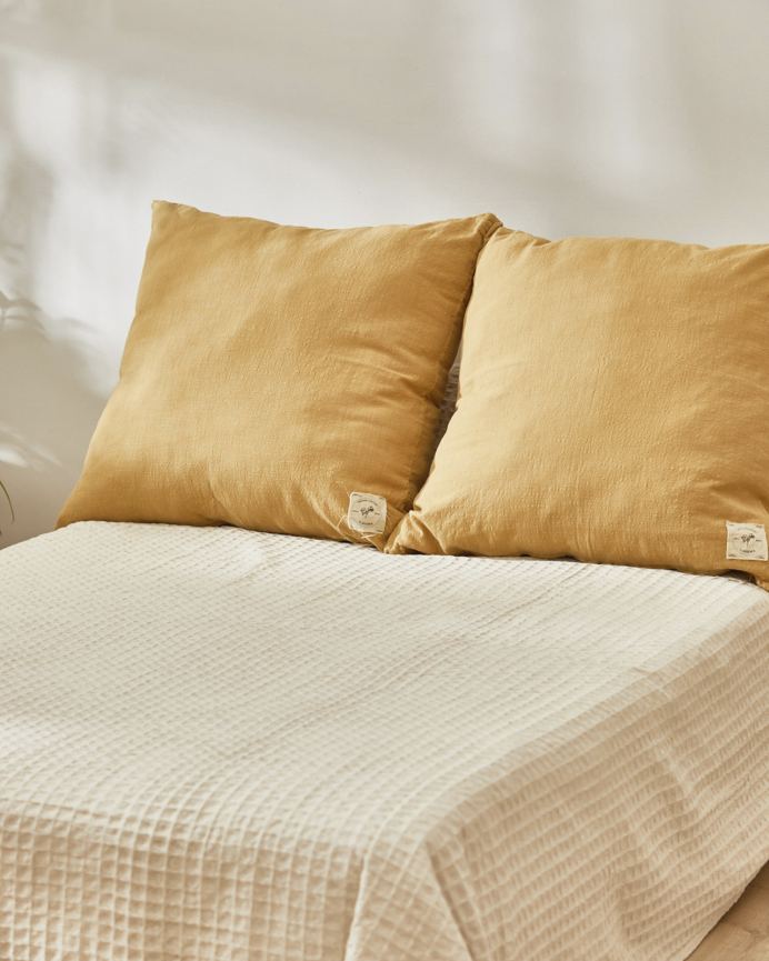 Housse de coussin vintage en coton couleur moutarde disponible en plusieurs tailles