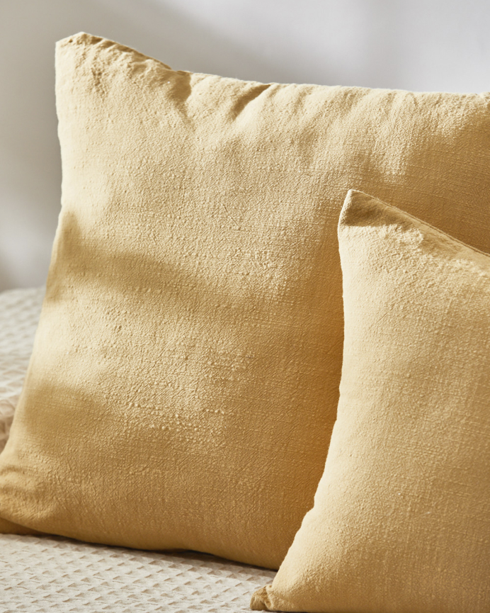 Housse de coussin vintage en coton couleur moutarde disponible en plusieurs tailles