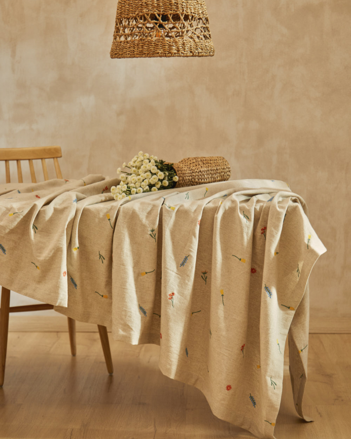 Nappe en lin brodé motif floral disponible en plusieurs tailles