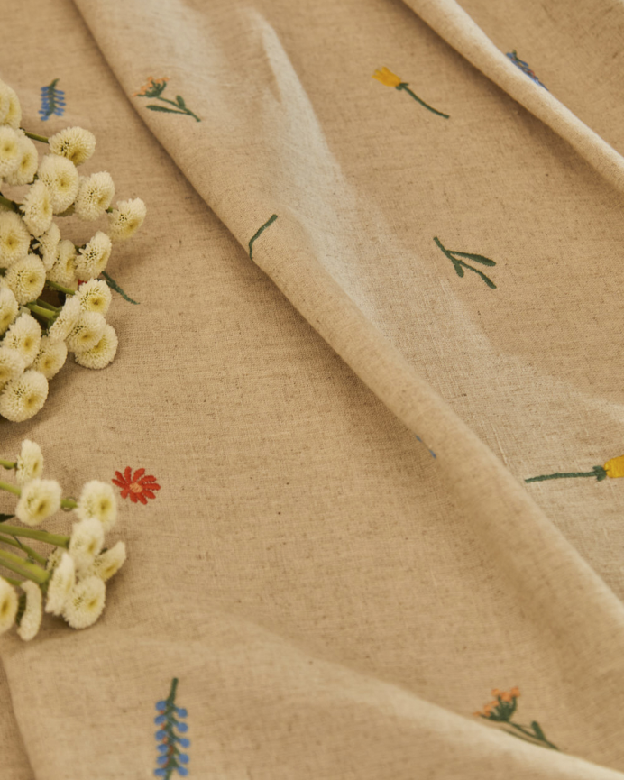Nappe en lin brodé motif floral disponible en plusieurs tailles