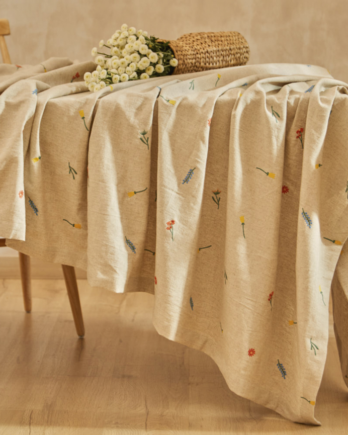 Nappe en lin brodé motif floral disponible en plusieurs tailles