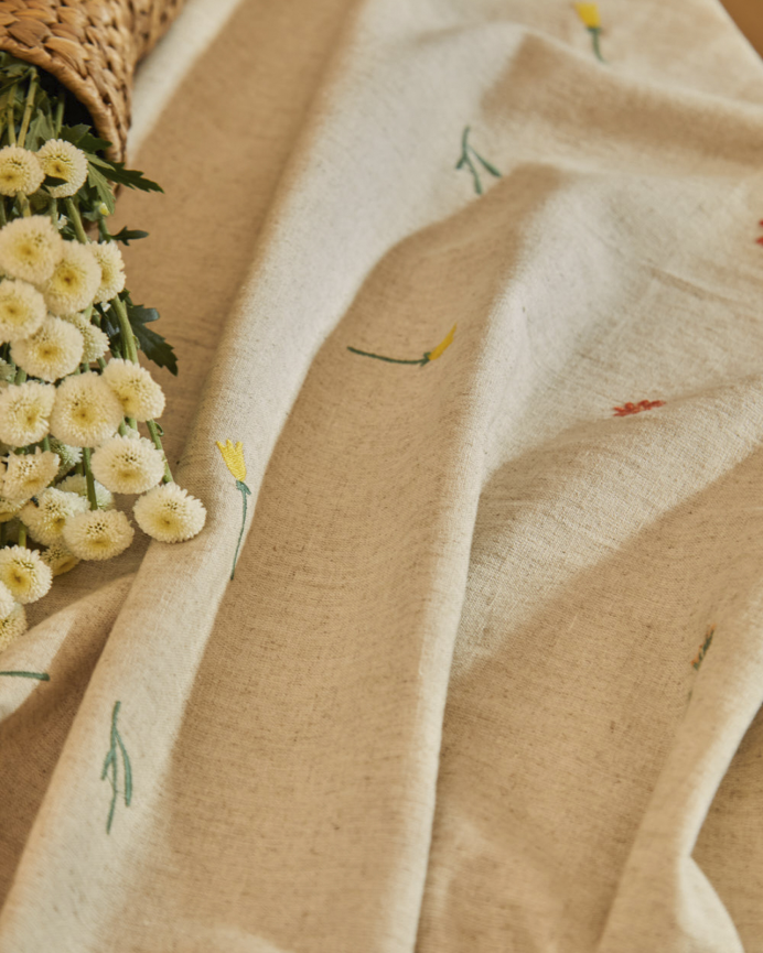 Nappe en lin brodé motif floral disponible en plusieurs tailles