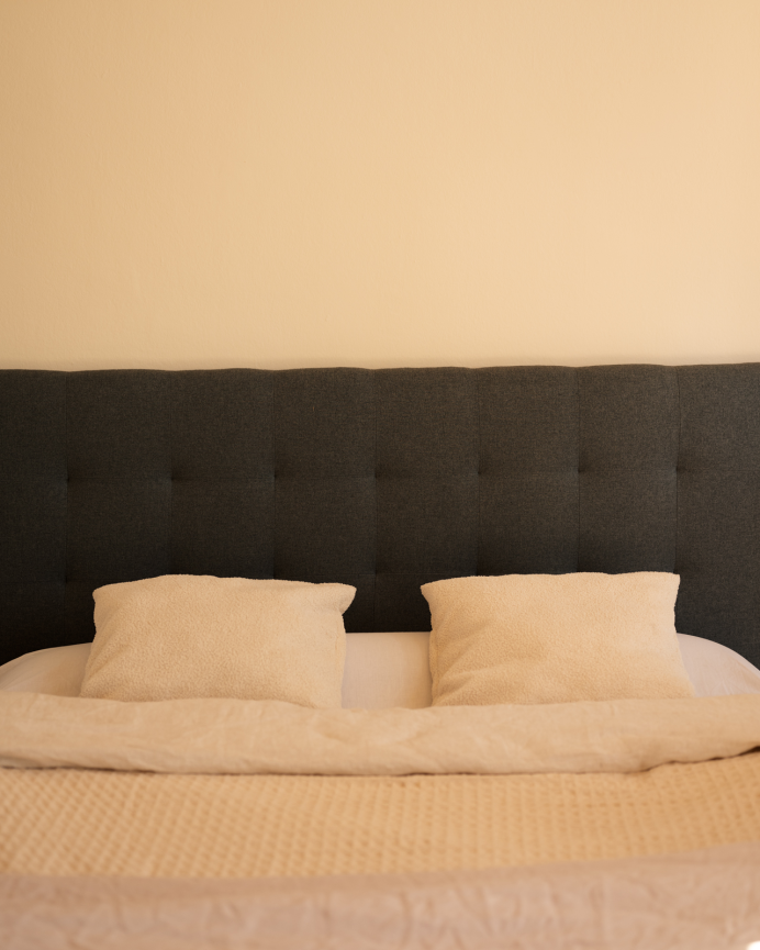 Tête de lit rembourrée en polyester avec plis en noir en différentes tailles