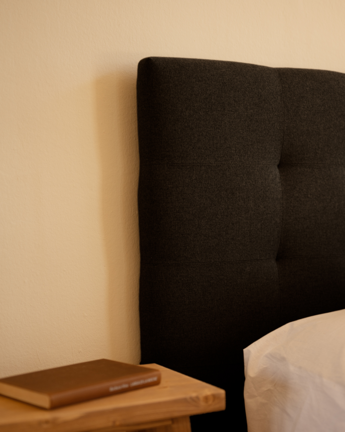Tête de lit rembourrée en polyester avec plis en noir en différentes tailles