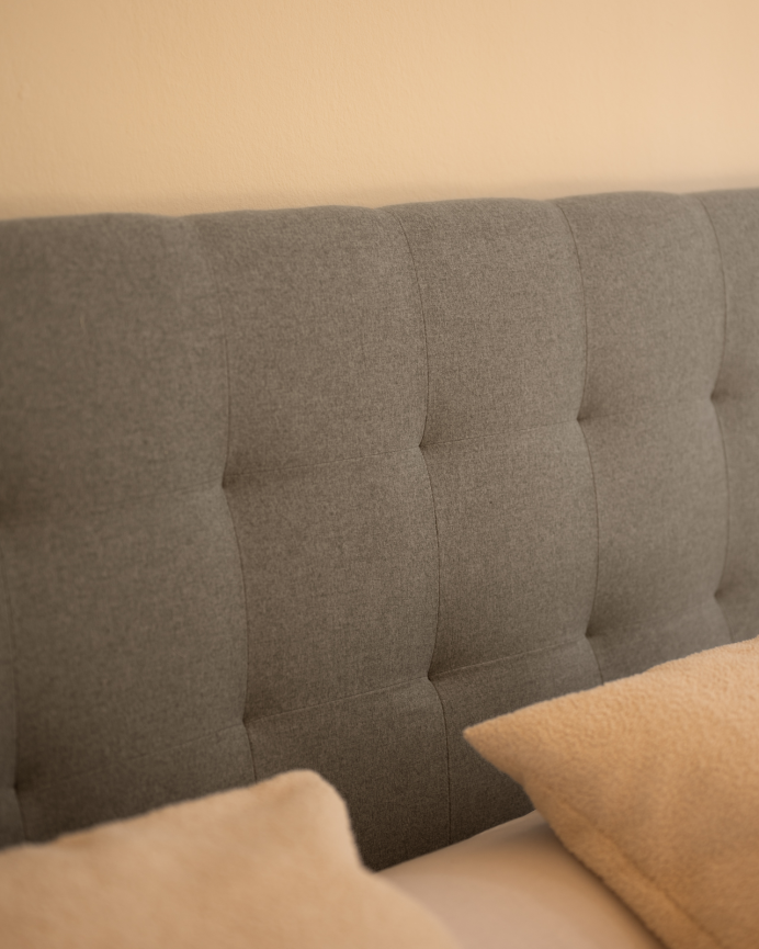 Tête de lit rembourrée en polyester avec plis gris en différentes tailles