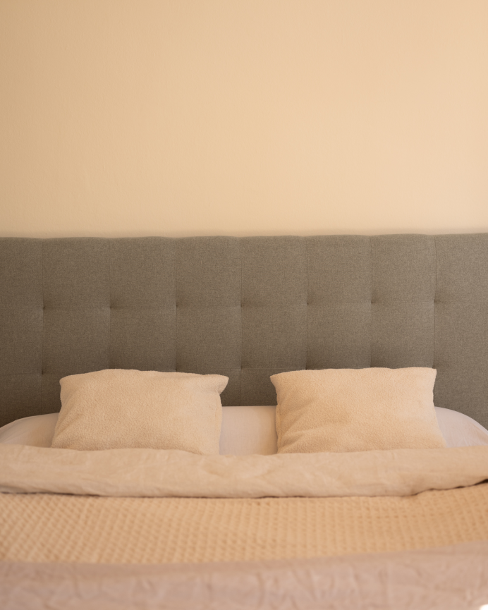 Tête de lit rembourrée en polyester avec plis gris en différentes tailles