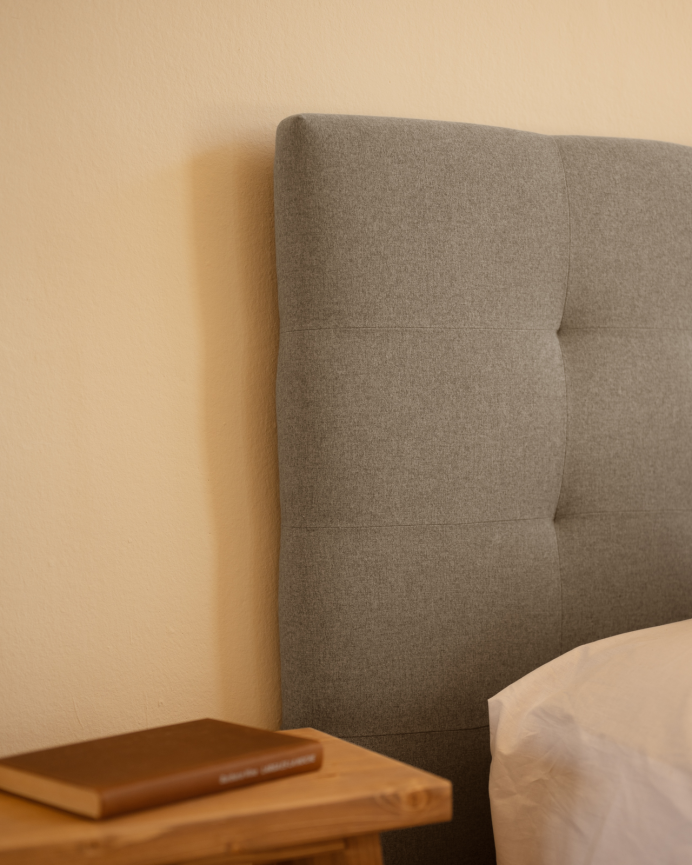 Tête de lit rembourrée en polyester avec plis gris en différentes tailles