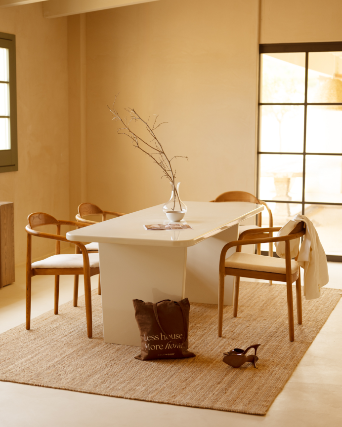 Table de salle à manger en bois massif avec laque brillante en blanc cassé en différentes tailles