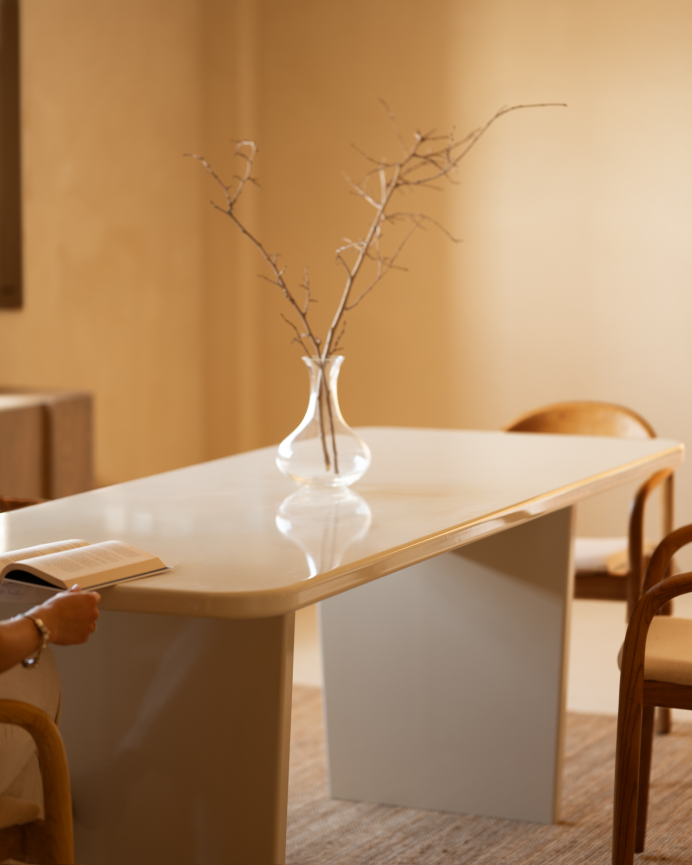 Table de salle à manger en bois massif avec laque brillante en blanc cassé en différentes tailles