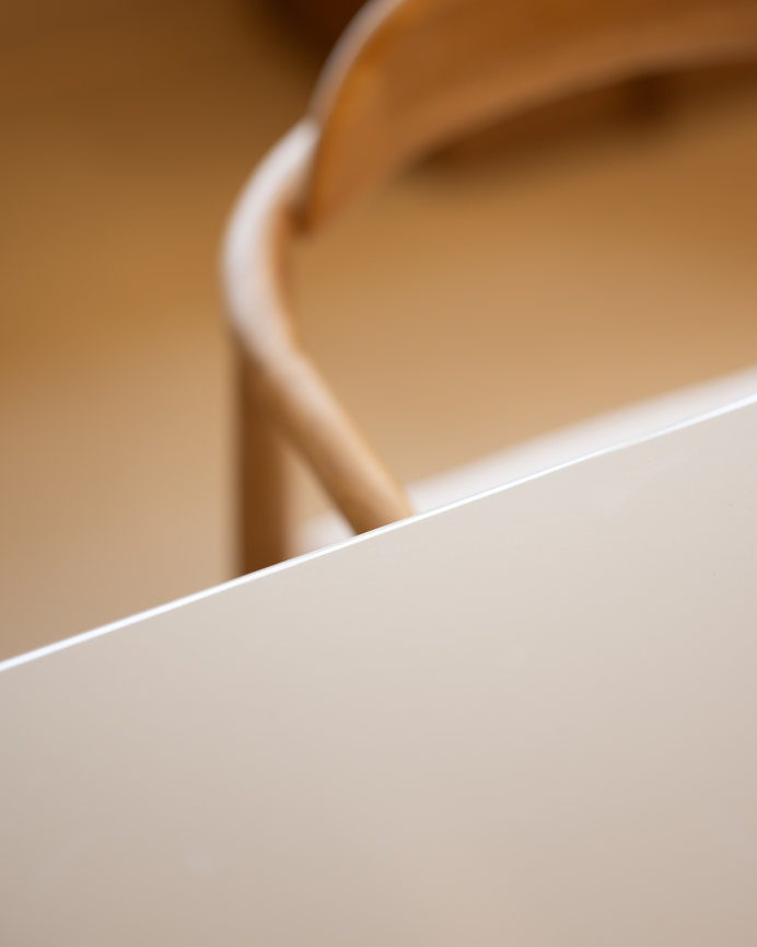 Table de salle à manger en bois massif avec laque brillante en blanc cassé en différentes tailles