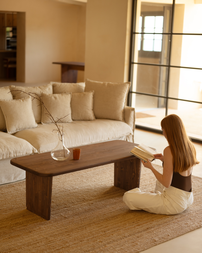 Table basse en bois massif dans le ton noyer de différentes tailles