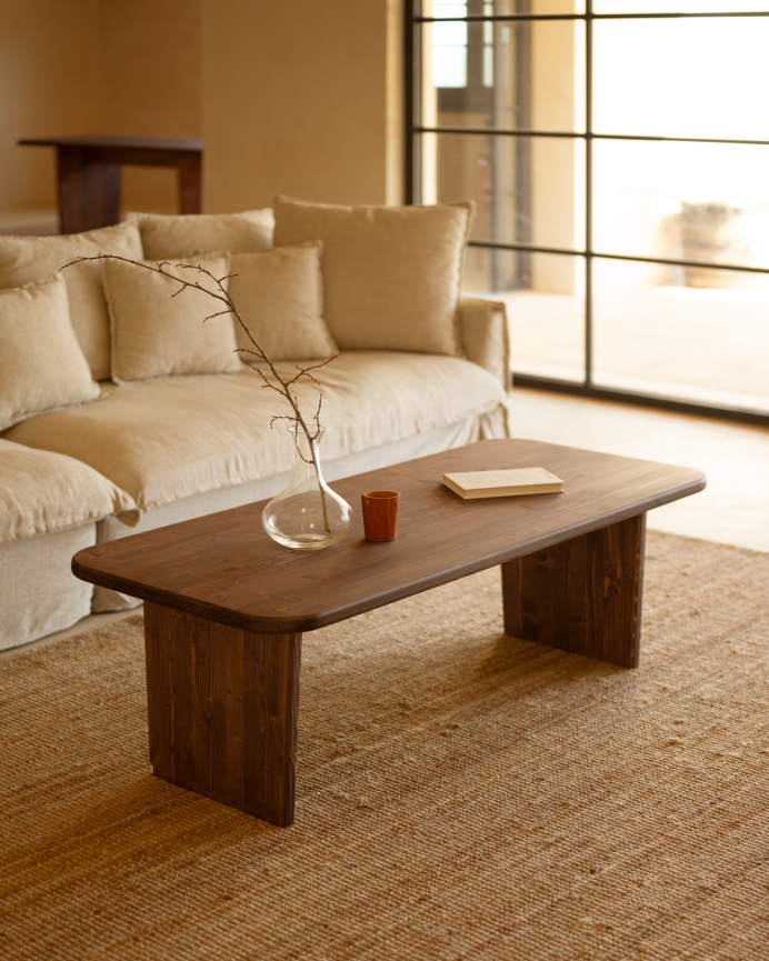 Table basse en bois massif dans le ton noyer de différentes tailles