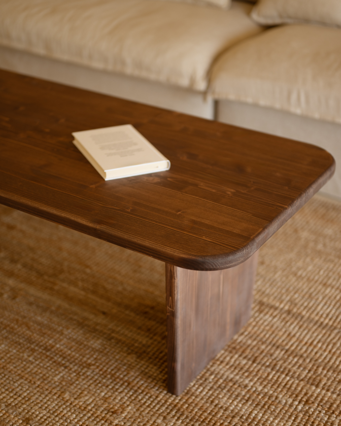 Table basse en bois massif dans le ton noyer de différentes tailles