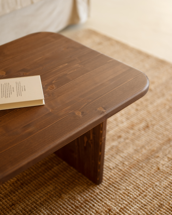 Table basse en bois massif dans le ton noyer de différentes tailles