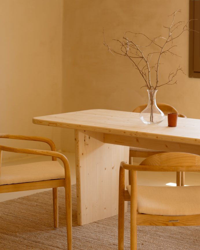 Table de salle à manger en bois massif dans le ton naturel de différentes tailles