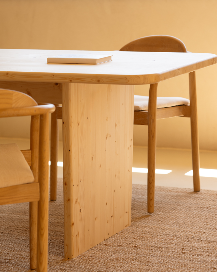 Table de salle à manger en bois massif dans le ton naturel de différentes tailles