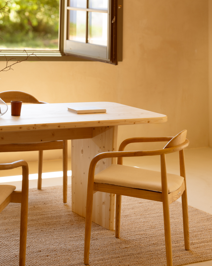 Table de salle à manger en bois massif dans le ton naturel de différentes tailles