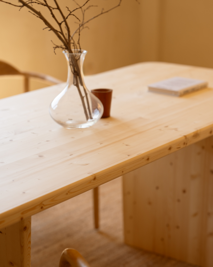 Table de salle à manger en bois massif dans le ton naturel de différentes tailles