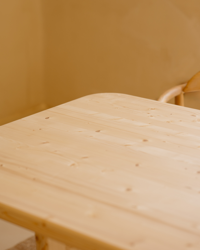 Table de salle à manger en bois massif dans le ton naturel de différentes tailles