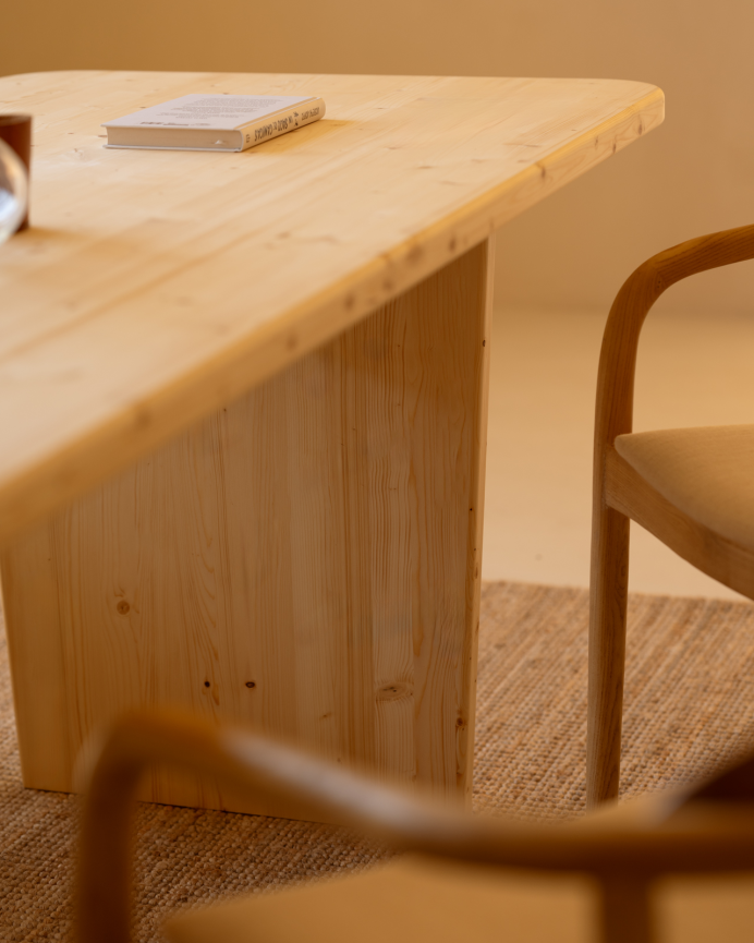 Table de salle à manger en bois massif dans le ton naturel de différentes tailles