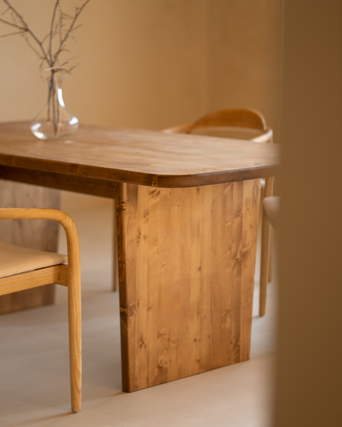 Table de salle à manger en bois massif dans le ton chêne foncé de différentes tailles