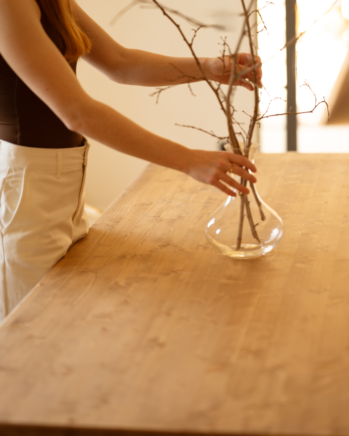Table de salle à manger en bois massif dans le ton chêne foncé de différentes tailles