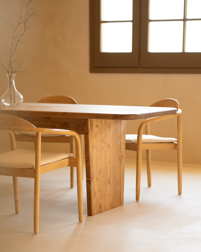 Table de salle à manger en bois massif dans le ton chêne foncé de différentes tailles