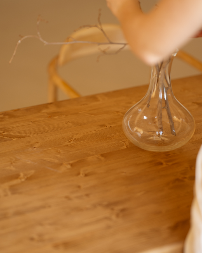 Table de salle à manger en bois massif dans le ton chêne foncé de différentes tailles